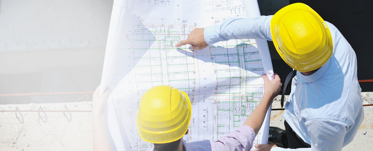 Plotservice Bauplaner besprechen eine Konstruktionszeichnung